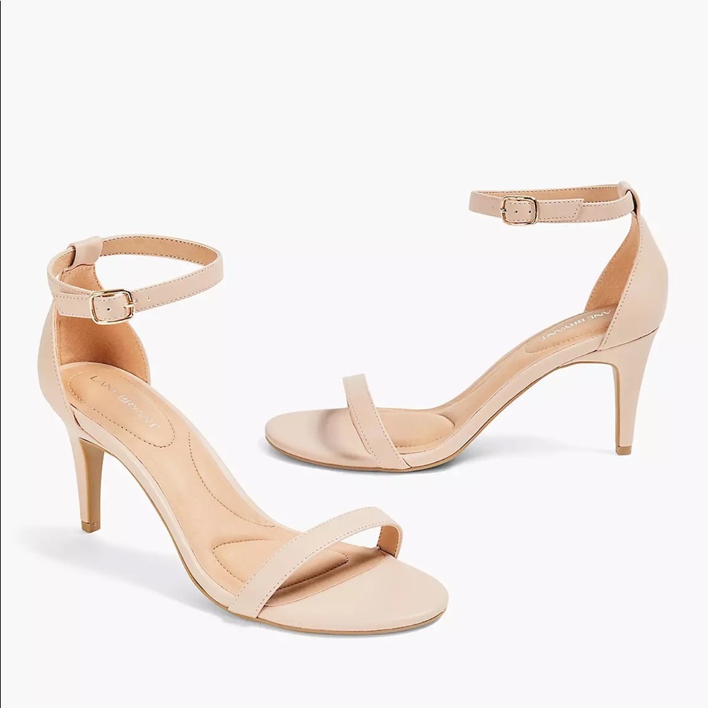 A classic heel in smooth faux leather. NEW